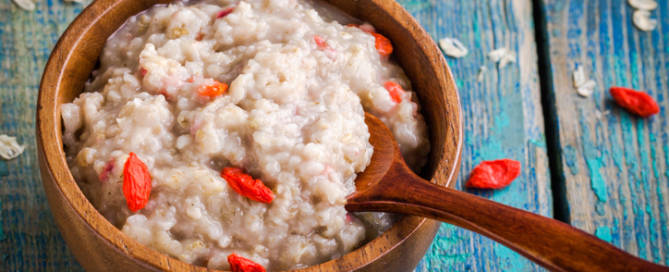 Oatmeal with berries goji for breakfast